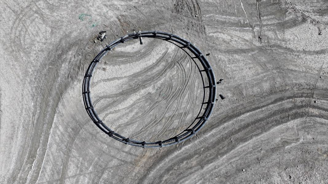 Barajdaki su çekildi, köy enkazı ortaya çıktı, balık kafesleri zeminle buluştu 2